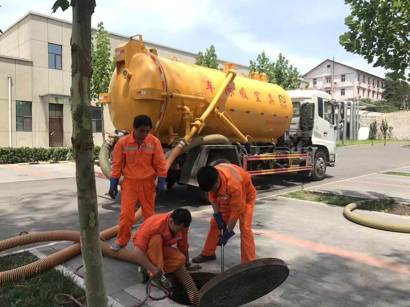 绛县管道疏通车停在窨井附近