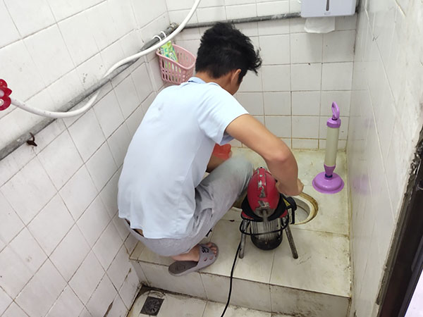 绛县管道堵塞冒臭气 专业师傅现场解决问题